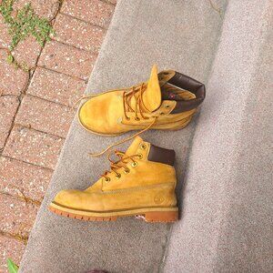 Boys Timberland boots size 5 (37.5) like women 7
